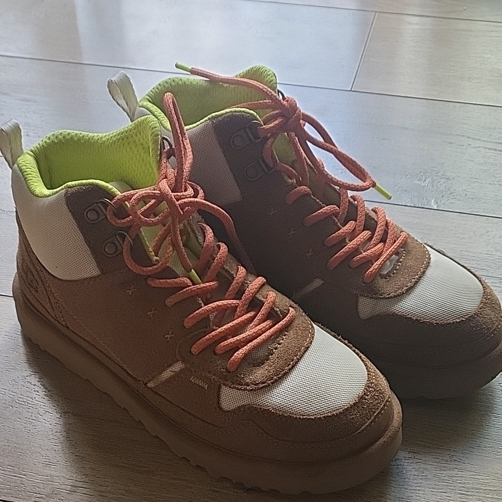 UGG W Highland High Heritage Hiking Boots size 8